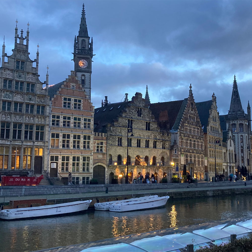 Foto van Gent met grachtenpanden