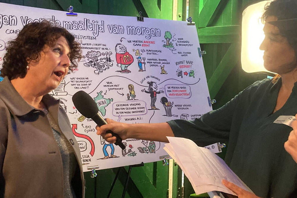 Wethouder van Werkendam wordt geinterviewd voor grote tekening