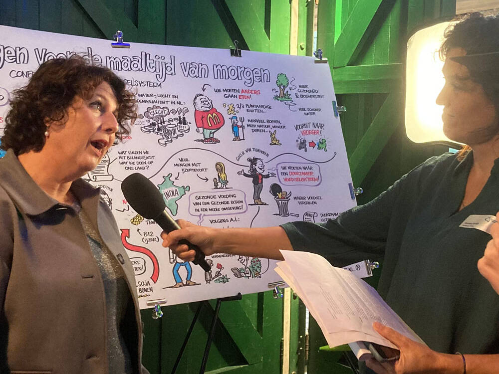 Wethouder van Werkendam wordt geinterviewd voor grote tekening