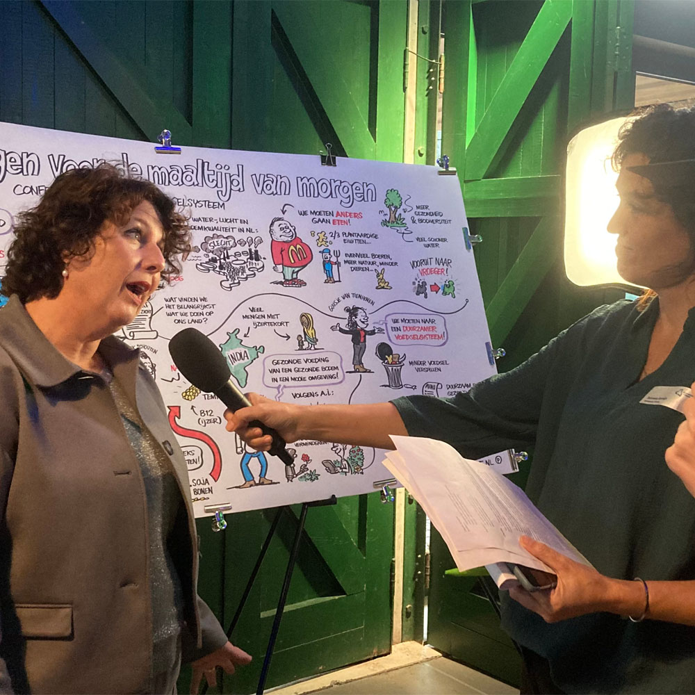 Wethouder van Werkendam wordt geinterviewd voor grote tekening