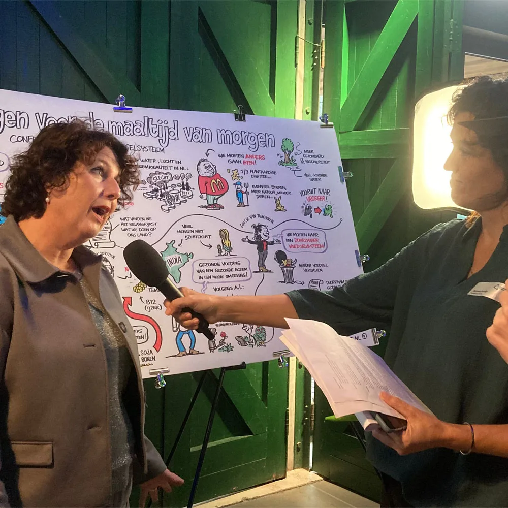 Wethouder van Werkendam wordt geinterviewd voor grote tekening