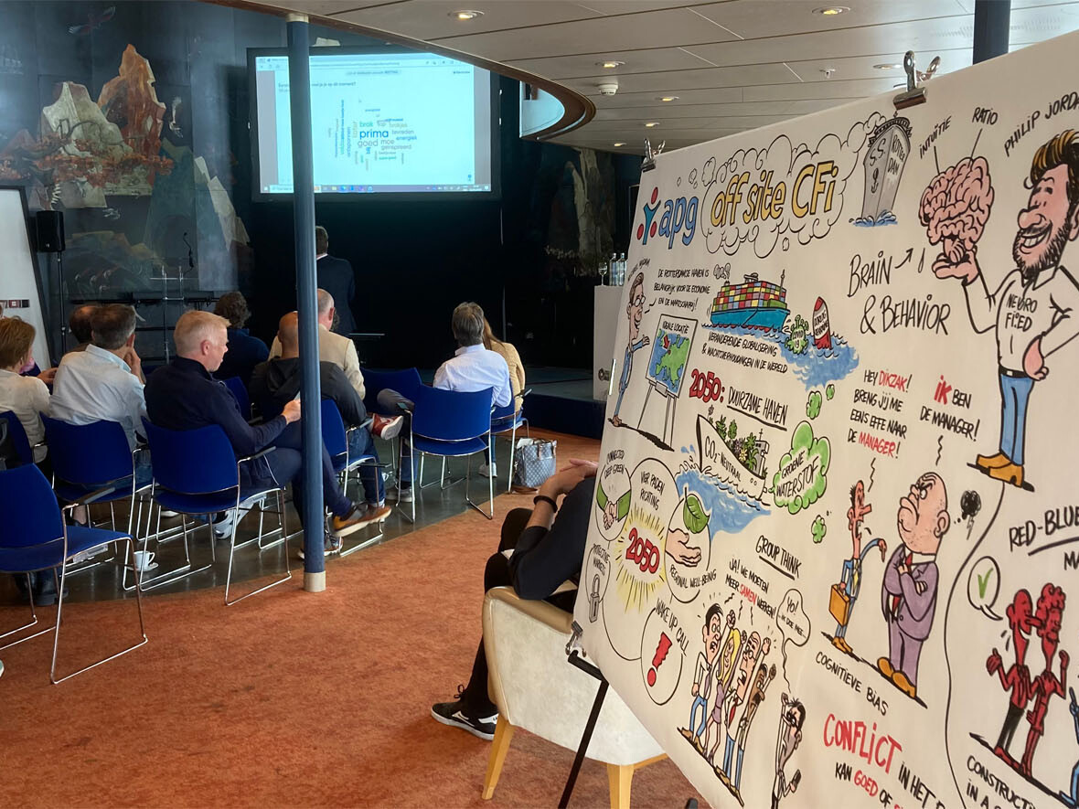 Groot metersbreed verslag naast publiek tijdens congres Rotterdam
