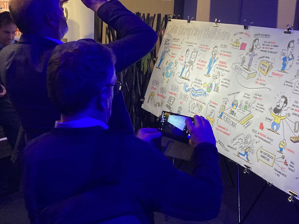 Bezoekers congres Gent fotograferen visueel verslag van live tekenaar
