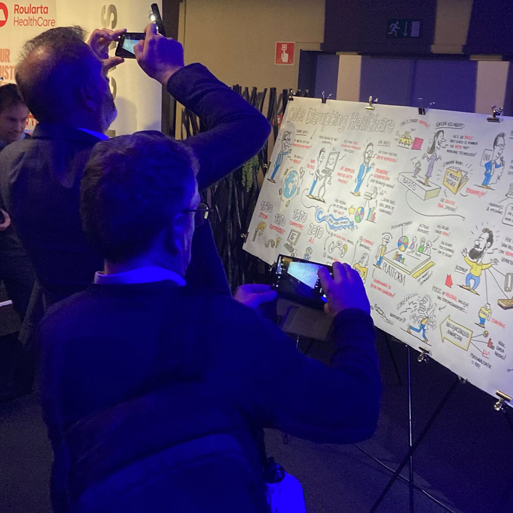 Bezoekers congres Gent fotograferen visueel verslag van live tekenaar