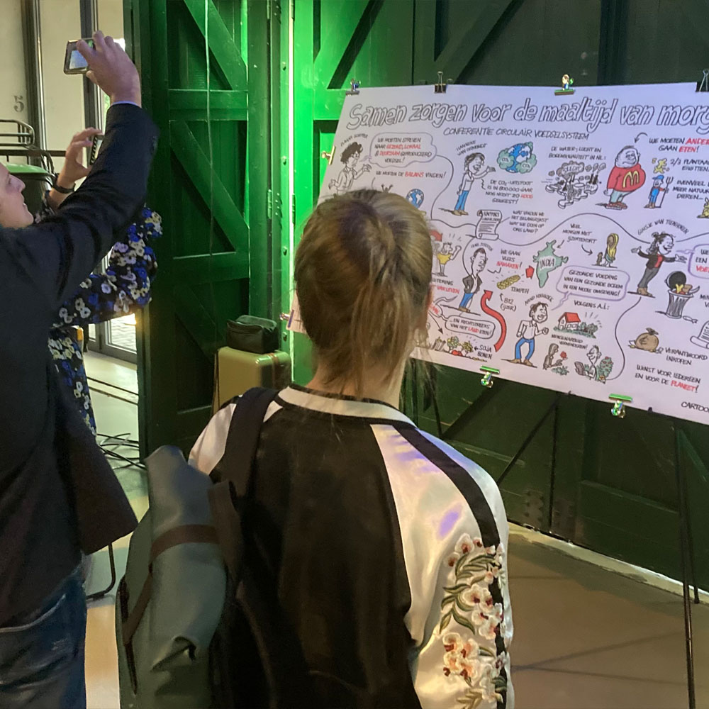 Bezoekers symposium fotograferen graphic recording