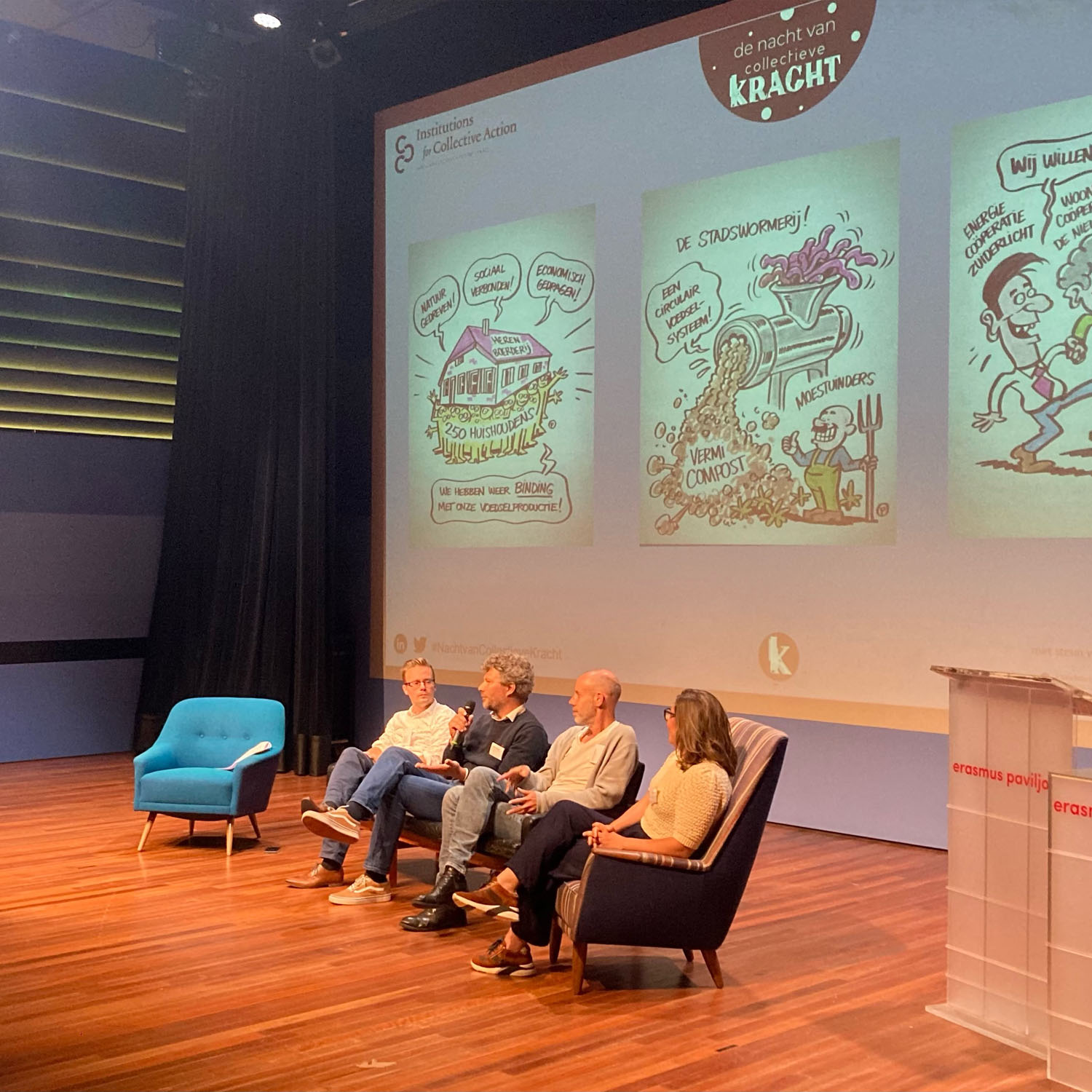 Tekeningen van graphic recorder op groot scherm voor podium tijdens congres