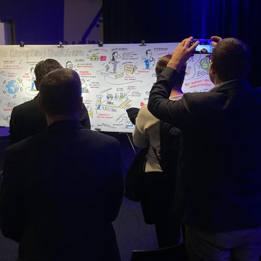 Bezoekers bekijken en fotograferen getekend verslag in Gent