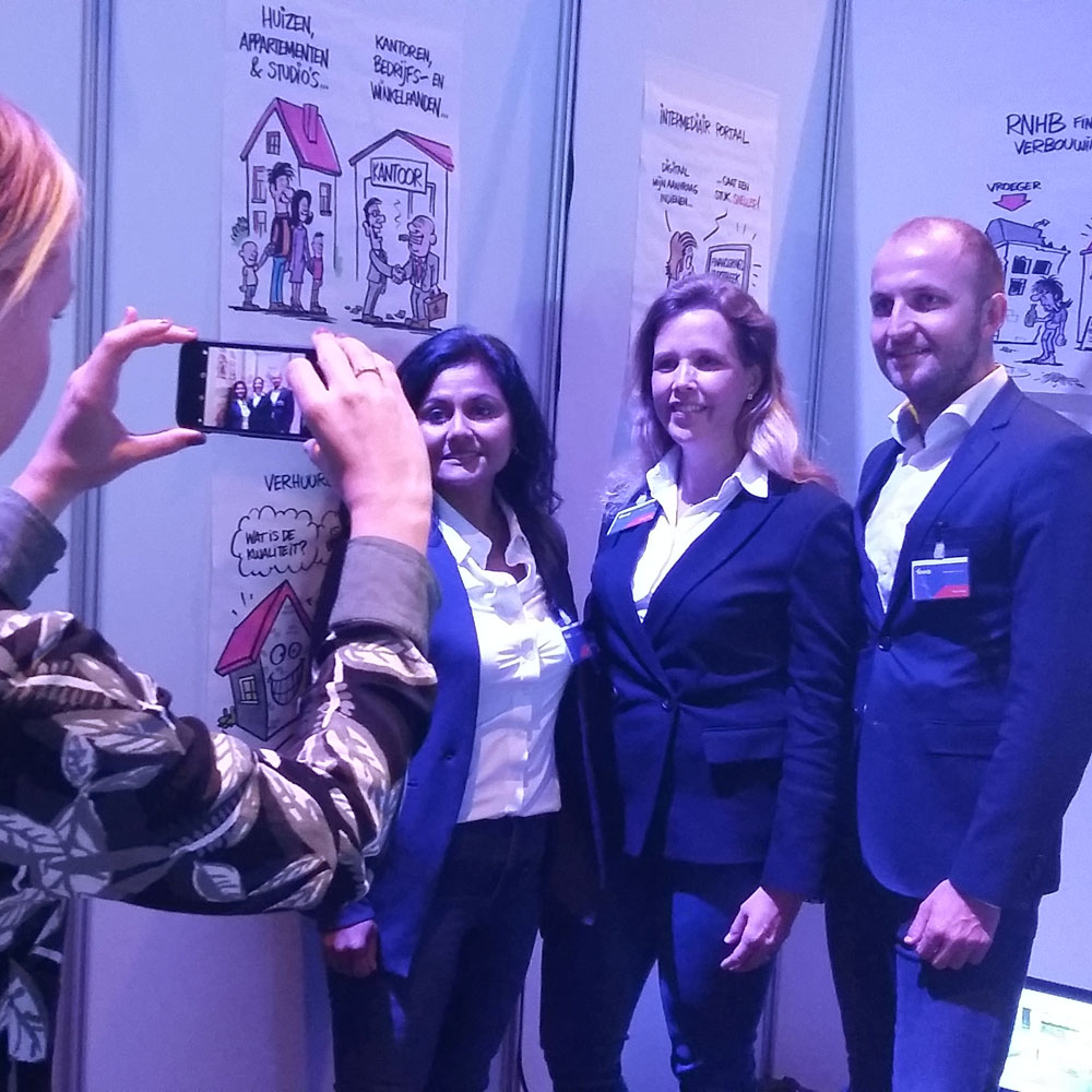 Medewerkers stand poseren voor tekeningen van live cartoonist