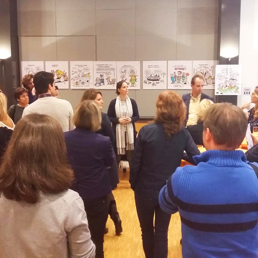 Vrouw presenteert live cartoons voor publiek tijdens zakelijk event